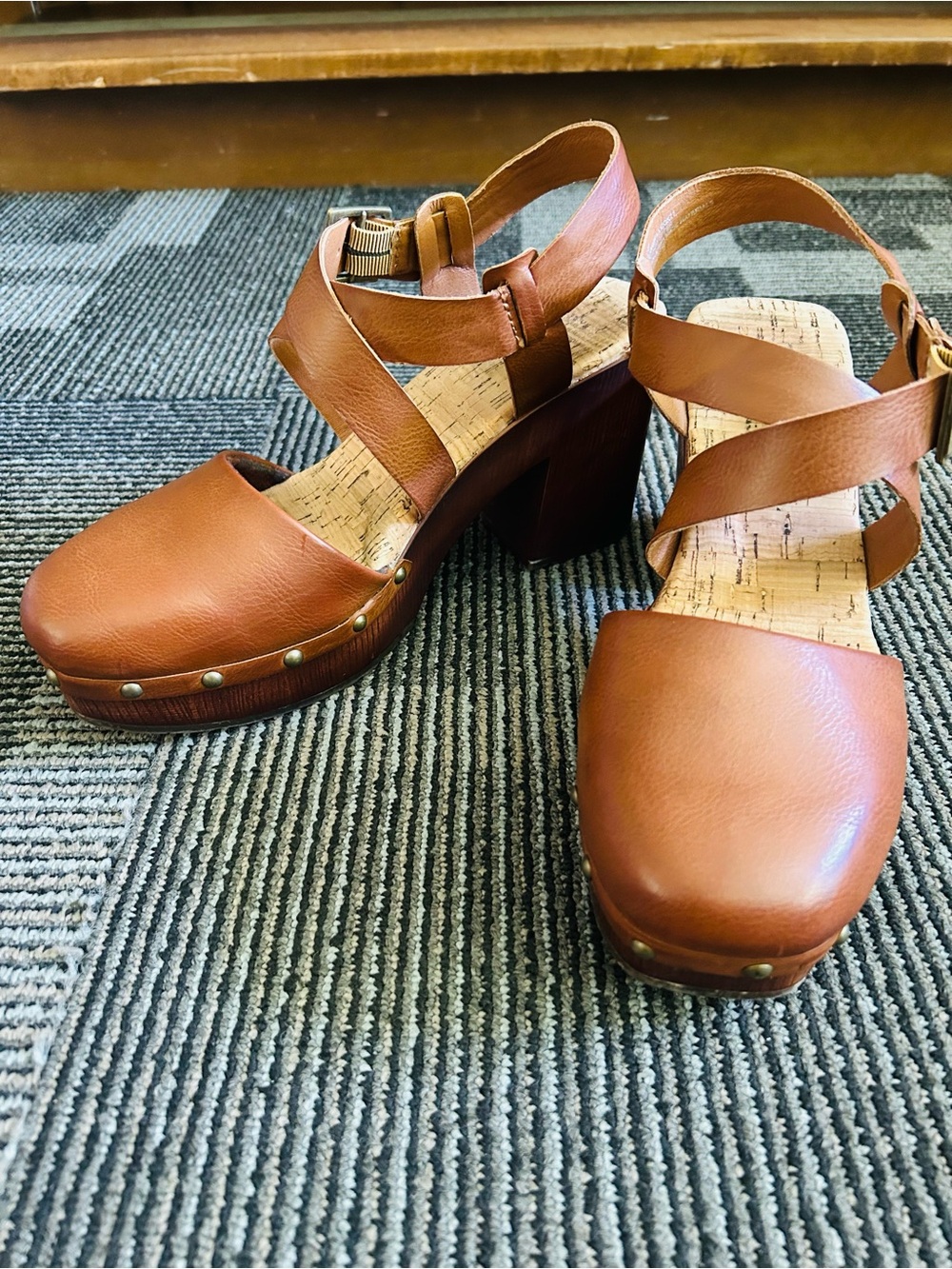 Korks Kork-Ease Cognac Brown Vegan Wendy Cross Strap Closed Toe Clog Heels sz 9
